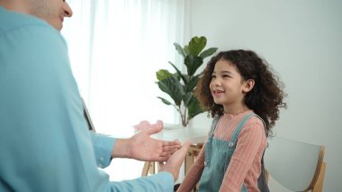 Baba kızıyla konuşur ve dizüstü bilgisayar mühendisliği komut ya da kodlama programı sunarken 