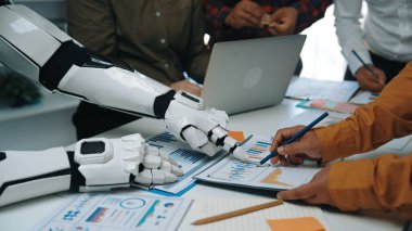 İnsan ve robotun veri analizi ve modern çalışma alanı dinamiklerinde teknoloji entegrasyonunu sergiledikleri eşsiz bir iş görüşmesi sahnesi. Noogenesis