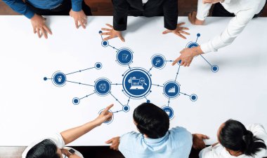 Çeşitli profesyonellerden oluşan bir grup, masadaki bir bilgiyi analiz ederek takım çalışmasını ve iletişimi geliştiren bir dijital pazarlama stratejisi üzerinde işbirliği yapmaktadır. Dostluk