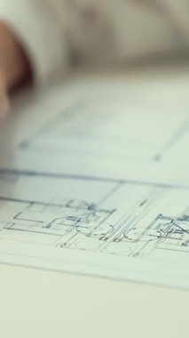 Profesyonel, genç ve güzel mimarın el çizimi, kooperatif iş arkadaşı ev modelini cetvel kullanarak ölçer. Yaratıcı tasarım ve takım çalışması konsepti. Eline odaklan. Tertemiz..