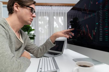 Akıllı yatırımcılar bilgisayar ekranlı ilginç borsa takasını işaret ediyorlar. Finansal teknoloji dinamik yatırım planı modern işyerindeki veri grafiğine odaklanıyor. Bireysel.