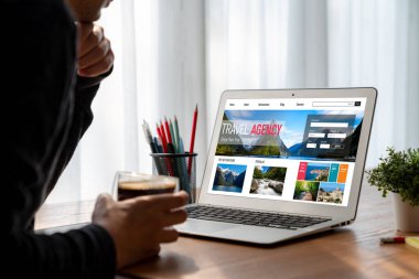 Model arama ve seyahat planlama için internet sitesi uçuş, otel ve tur rezervasyonları için anlaşma ve paket sunuyor