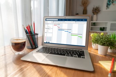 Ekip projesinin zaman çizelgesini gösteren bilgisayar ekranında, modern iş projesi yönetimi için proje planlama yazılımı