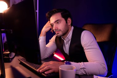 Pazar verilerini ya da e-postalarını analiz etmek için beklerken sıkılan işadamı, gecenin geç saatlerinde satış kanalı online ürün servisinde oluşturulan müşteriye e-posta gönderiyor. Tahmin et..