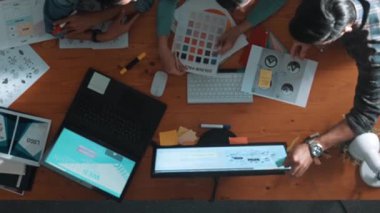 Ekip toplantısına katılıp fikir hakkında konuşurken proje yöneticisinin yazma fikrinin en üst görüntüsü. Renk paletine bakarken ve kağıda fikir yazarken profesyonel tasarımcı logosu. Sempozyum.