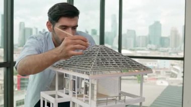 Modern ofiste gökdelen ve şehir manzaralı kalem ölçme modeli çatı uzunluğu kullanan profesyonel mimar mühendisi. Yetenekli proje yöneticisi ya da işadamı ev inşaatını kontrol ediyor. İzleme