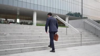 Başarılı bir iş adamı merdivenlerde yürürken satışların artmasını kutluyor. Proje yöneticisi veya lider başarılı bir projeyle, terfi almakla, iş bulmakla gurur duyuyor. Aşırı sevinç ve mutluluk. Sevinçli..