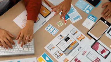 Mobil uygulama ya da web sitesi için kullanıcı arayüzü prototipi planlayan şirket çalışanlarının en iyi görünüm videosu. UX UI tasarımcı beyin fırtınası kullanıcı dostu arayüz planı. Sinerjik