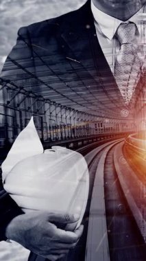 Gelecekteki bina inşaatı ve HUD hologram grafik tasarımı ile yaratıcı mühendislik projesi konsepti. İnşaat mühendisi, mimar ya da inşaat işçisi modern sivil teknoloji ile çalışıyor..