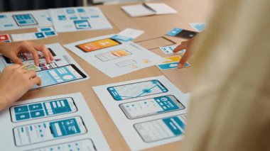 Mobil uygulama ya da web sitesi için kullanıcı arayüzü prototipi planlayan şirket çalışanlarının panorama videosu. UX UI tasarım beyin fırtınası kullanıcı dostu arayüz planı tasarlıyor. Sinerjik