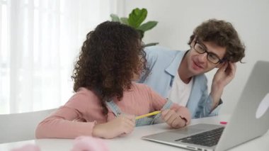 Mutlu baba başparmağını gösterirken tatlı Amerikalı kız kulağına kalem geçirip mühendislik komut yazmayı ya da masada dizüstü bilgisayar kullanarak yapay zeka üretmeyi açıklıyor. Beyaz bir baba okul kızıyla oynuyor. Pedagoji.