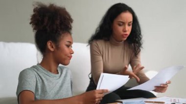 Stresli Afrikalı Amerikalı kadınların kredi kartı borçlarıyla ilgili mali sorunları var. Kötü kişisel para ve ipotek yönetimi krizi kavramını çok önemli ölçüde karşılıyorlar..
