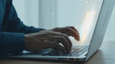 Bilgisayarda dijital arayüzle yazı yazan kişi ve set ve grafikleri gösteren veri görselleştirmesi, modern teknoloji çalışma alanı kavramı. Dörtgen.