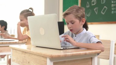 Kafkas akıllı çocuk yazılım sistemi programlama ve mühendislik kodları hakkında çok kültürlü araştırmalar yaparken kodlamayı öğrenme. Mutlu çocuk dizüstü bilgisayar kullanarak mühendislik dersi vermeyi düşünüyor. Pedagoji.