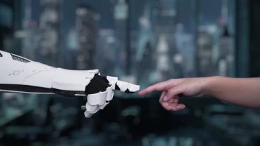 Bu video insan eliyle robotik kol arasındaki fütüristik etkileşimi, yüksek teknolojili sanal arayüzde yapay zeka verileri ve analizleri göstererek yeniliği sembolize ediyor. Auvana