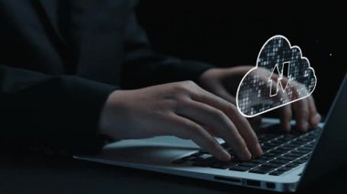 Bir kadın, dijital bulut depolama kavramlarıyla uğraşan bir dizüstü bilgisayarla çalışıyor. Onu çevreleyen dosya simgeleri, modern veri yönetimi ve teknolojik çözümleri vurguluyor. Dörtgen