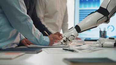 Yapay zeka destekli araçların pazarlama stratejilerini geliştiren iş profesyonelleri için gerçek zamanlı analizler sağladığı bir dijital ofis. Noogenesis Yapay Zeka