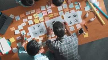 İş dünyasının zaman atlaması renkli notlarla toplantı masasına grafik logosu koydu ve fikri açıklarken tasarım yapmaya başladı. Proje yöneticisi grup halinde yürürken konsept sanatı anlatıyor. Sempozyum.