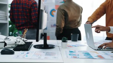 Piyasa eğilimlerini analiz etmek ve karar verme mekanizmasını geliştirmek için bir iş ortamında profesyonellerle birlikte çalışan yapay zekaya sahip bir asistan. Noogenesis Yapay Zeka