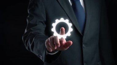 Bu resimde, profesyonel başarılar ve tanınmalardaki başarı ve kaliteyi simgeleyen, yıldızlı ve mavi işaretli parlak bir ödül sembolü yer alıyor. Dörtgen