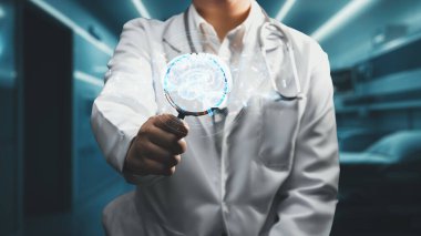 Akıllı doktorların elinde büyüteçle laboratuvarda yüzen beyin hologramıyla yakınlaş. Beyin rahatsızlığı teşhisi koyarken sağlık çalışanı beyin röntgenini kontrol ediyor ve inceliyor. Nöroloji. İyileştirici.
