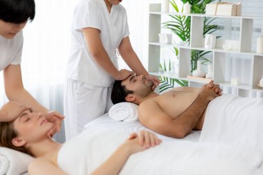 Kafkasyalı çift stres önleyici kafa masajının keyfini çıkarıyor ve lüks otellerde ya da otel spa salonlarında gündüz kaplıcalarında yüz güzelliği eğlencelerini şımartıyor. Sessiz.