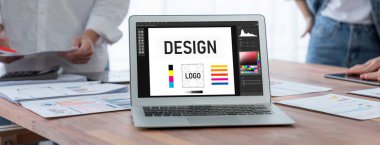 Web sayfasının modern tasarımı ve bilgisayar ekranında gösterilen ticari canlı reklamlar için grafiksel tasarımcı yazılımı