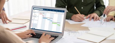 Ekip projesinin zaman çizelgesini gösteren bilgisayar ekranında canlı iş projesi yönetimi için proje planlama yazılımı