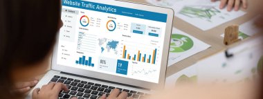 Bilgisayar ekranında web sitesi trafik analizi verileri için bilgisayar yazılımı. Çevrimiçi iş canlılığı için SEO arama motoru optimizasyonu ve müşteri hedefleme kavramı