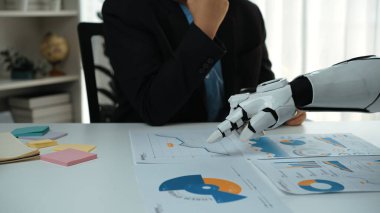 Bir iş adamı, teknoloji ve işbirliğinin kesişimini gösteren detaylı finansal raporlarda veri analizini robot kolu olarak düşünür. Noogenesis