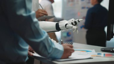 İnsan ve robot işbirliğini gösteren modern bir ofis sahnesi. Profesyoneller verileri ve yenilikçi fikirleri profesyonel bir ortamda sunarken teknolojiyle ilgilenirler. Noogenesis