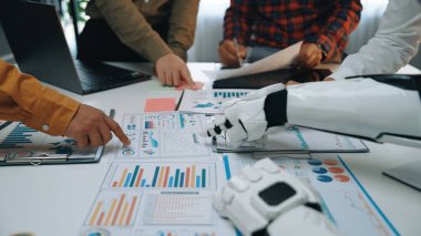 Modern ofis ortamında insan ve robot arasındaki veri tabloları ve büyüme ölçümlerini analiz eden canlı bir iş görüşmesi. Noogenesis