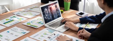 Kaliteli standartları karşılamak için çevrimiçi şirket işleri için uyum sistemi