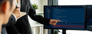 Uygulama ve program kodlaması için bilgisayar ekranında yazılım geliştirme programlama