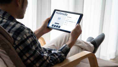 İnternet kullanıcıları ve çevrimiçi iş dünyası için dosyaları çevrimiçi yüklemek ve saklamak için çokluortam bulut hesaplama deposu.