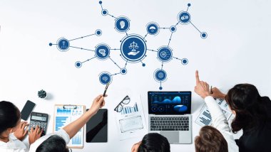 Profesyonel bir ekip, etkili stratejiler için hukuki ikonlar ve veri analizleriyle gösterilen etik karar verme süreçlerini analiz ederek modern bir çalışma alanında işbirliği yapmaktadır. Dostluk