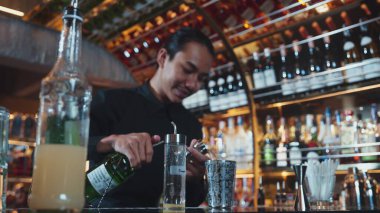 Asyalı barmenin karışık kokteyl likörünü likör karışımına katması, özel reklamı yaratıcı, canlandırıcı, bar lüksünde canlandırıcı bir vitrin haline getiriyor. Vinosity.