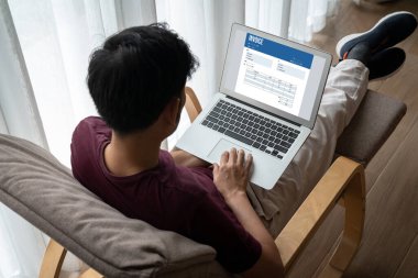 Muhasebe uygulamasından gelen fatura bilgisayar ekranında. Şirket işlerinin finans ve bütçesi için bilgisayar programı. Rahatça..