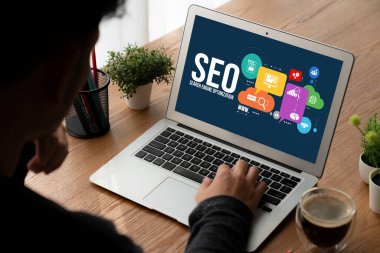 Model e-ticaret için SEO arama motoru optimizasyonu ve bilgisayar ekranında gösterilen çevrimiçi perakende işi