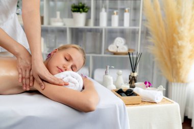 Kafkasyalı kadın müşteri stres önleyici spa masajının keyfini çıkarıyor ve lüks otel ya da oteldeki gündüz açık ortam güzellik salonunda güzellik teniyle eğleniyor. Sessiz.