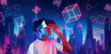 Afrikalı adam metaevrende oyun oynarken heyecanlı ve şekle bakıyor. Gündelik kıyafet öğrenme ve geleceğe dönük şehirde havada süzülen şekle bakma yeteneği olan zeki bir oyuncu. Teknoloji. Yaratıcılık.