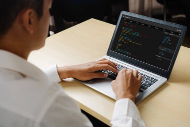 Model uygulama ve program kodlaması için bilgisayar ekranında yazılım geliştirme programlama