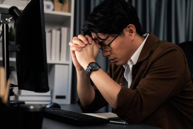 Stresli yüzü olan zeki bir işadamı, gece geç saatlerde ofiste yüksek satış gelirleri olan müşteriden e-posta bekliyor. Şirket projesinde çalışıyor. İnfobahn.