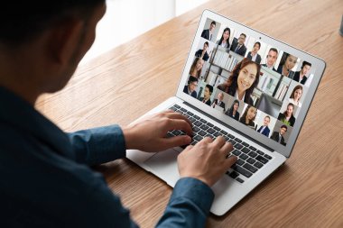 İş dünyasından iş adamlarının modern sanal grup toplantısı için video konferansındaki iş adamları