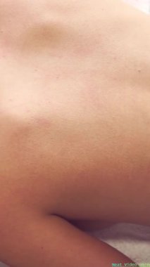 Rahat bir kadın profesyonel masaj terapistiyle lüks kaplıcalarda masaj yaptırıyor. Sağlık, şifa ve rahatlama konsepti.