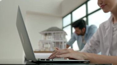 Dizüstü bilgisayar analiz verilerini kullanarak çalışan profesyonel mühendis ölçüm modeli. Yakın plan akıllı tasarımcı el bilgisayarı. İç işleri ekibi gökdelen ile birlikte çalışıyor. İzleme