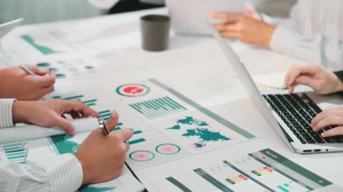 İş dünyasından profesyoneller, teknoloji kaynaklarını kullanarak gelecekteki projeler için strateji oluştururken, verileri tablolar ve belgeler yoluyla analiz ederek, işbirlikçi bir ofis ortamında çalışırlar. SACTR