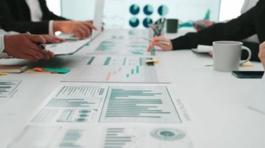 Çeşitli bir işletme ekibi, modern bir ofiste grafik ve grafikleri kullanarak işbirlikçi finansal analizler yapar. Odak noktamız teknoloji ve stratejik planlama. SACTR