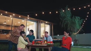 Aile tatilini bahçede kutlar. Son sınıf öğrencisi sürpriz bir şekilde toruna hediye verdi. Akrabalarla rahatlamak için açık hava kamp aktiviteleri, nesiller arası tatlı akrabalarla zaman geçirmek için. Uyumsuzluk.
