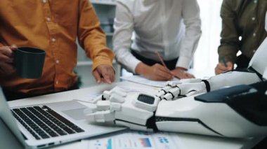 İş uzmanları, karar verme mekanizmasını optimize etmek ve işyeri verimliliğini artırmak için yapay zekanın rolünü gözler önüne sermek için yapay zekayı koz olarak kullanıyorlar. Noogenesis Yapay Zeka